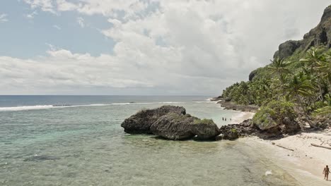 Gente-En-La-Playa-Fronton,-Las-Galeras-En-Republica-Dominicana