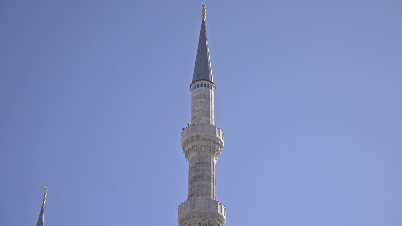Filmato cinematografico in 4K dell'esterno della Moschea del Sultano Ahmed (Moschea Blu), che mostra le sue cupole a cascata, sei minareti e il cortile ad arco. Cielo azzurro limpido, Istanbul, Turchia.
