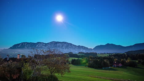 Zeitraffer-Des-Sonnenaufgangsnebels,-Der-Sich-Zwischen-Bergen-Und-Ländlichen-Feldern-Österreichs-Bildet