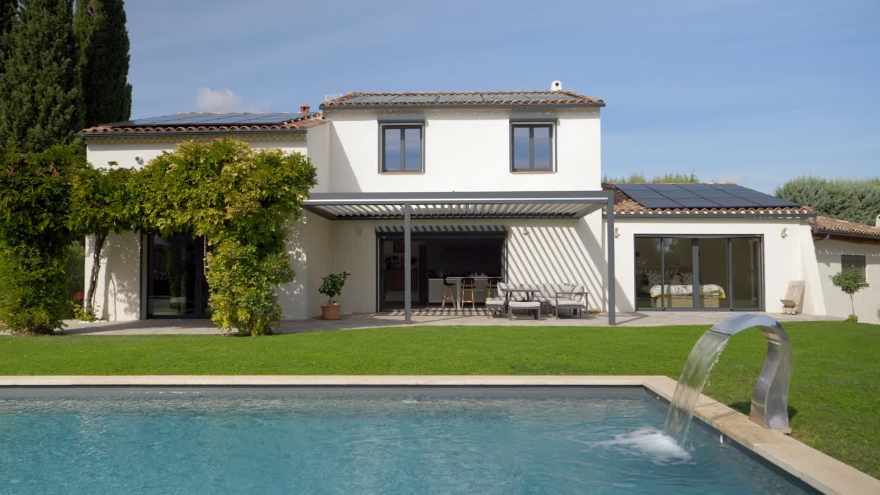 Ripresa lenta che rivela una villa lussuosa nel sud della Francia con piscina.