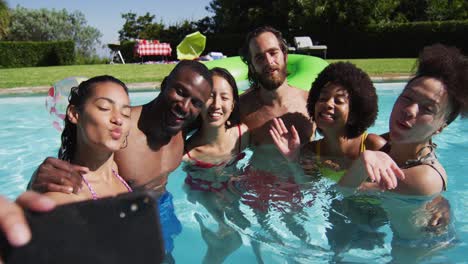 Grupo-Diverso-De-Amigos-Divirtiéndose-Tomándose-Un-Selfie-En-La-Piscina