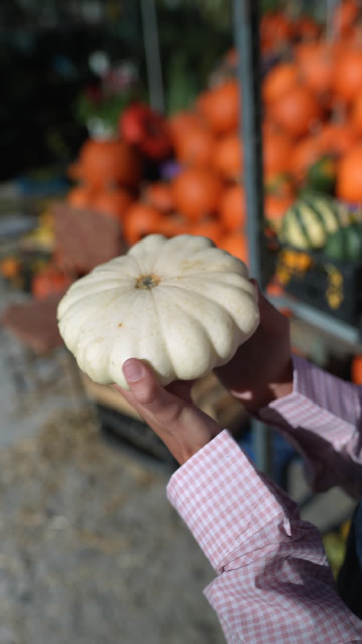 농부 들 의 시장 에서  스시 를 들고 있는 사람