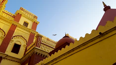 Tempelkuppel-Mit-Strahlend-Blauem-Himmel-Am-Morgen-Aus-Einem-Niedrigen-Winkel.-Das-Video-Wurde-Am-15.-April-2022-Im-Kali-Ghat-Tempel-In-Patna,-Bihar,-Indien-Aufgenommen