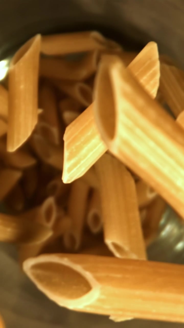 Primo piano al rallentatore di penne secche che cadono
