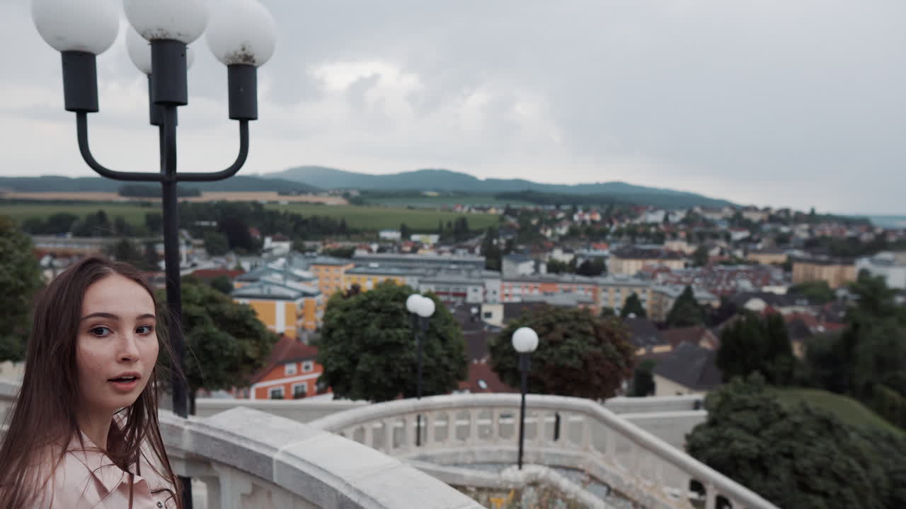 mujer disfrutando de una vista de una ciudad europea