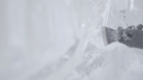 escultura en el hielo en progreso