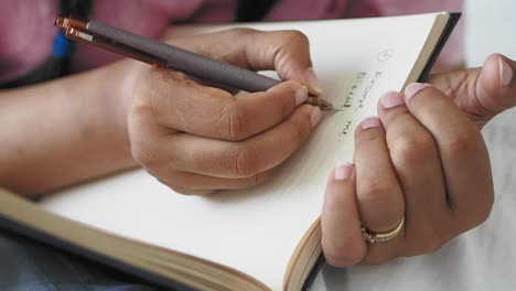 mujer escribiendo en un cuaderno