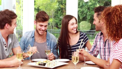 Glückliche-Freunde,-Die-Sushi-Essen