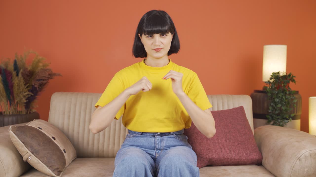 여자가 카메라에 화를 내고 있어요.