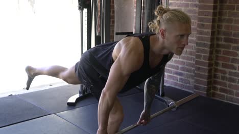 Hombre-Musculoso-En-El-Gimnasio-En-Casa-Haciendo-Ejercicio-De-Equilibrio-De-Peso-Muerto-Con-Una-Sola-Pierna