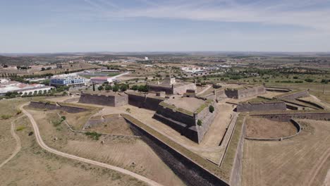 vista aérea del fuerte de santa luzia, ubicado en alentejo, en la ciudad de elvas