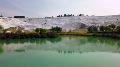 toma elevada de pamukkale, que significa &quot;castillo de algodón&quot;, que es un sitio natural en denizli, en el suroeste de turquía