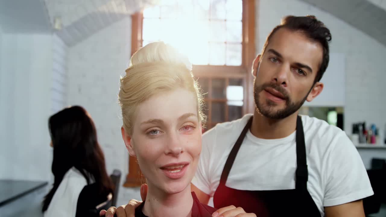 남자 이발사 가 여자 의 머리카락 을 스타일링 하고 있다