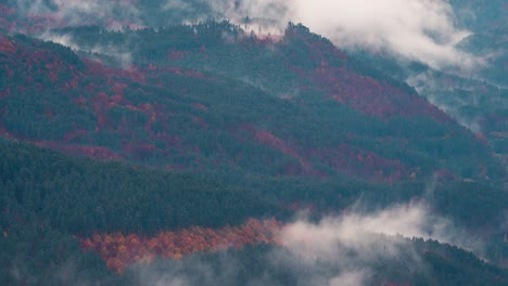 Zeitraffer-Datenaufnahme-Aufnahme-Des-Roncal-Tals-In-Den-Spanischen-Pyrenäen-Bei-Nebligem-Sonnenaufgang-Mit-Niedrigen-Wolken,-Wunderschönes-Tal-Im-Herbst