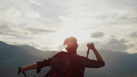 Excursionista-Exitoso-Camina-Por-Las-Montañas-En-El-Primer-Plano-Del-Atardecer.-El-Turista-Celebra-El-Viaje.