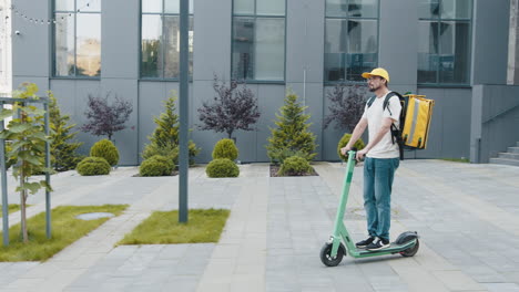 persona de entrega en scooter eléctrico