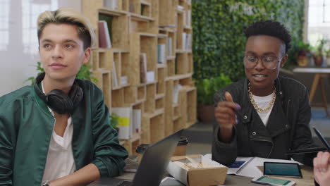 Jóvenes-Ingenieros-Desarrollando-Prototipos-De-Bicicletas-Utilizando-Esquemas-De-Planos.-Estudiantes-Multiétnicos-Intercambiando-Ideas-Sobre-El-Desarrollo-Futuro-Colaborando-Compartiendo-Ideas-Creativas-En-Una-Oficina-De-Moda.