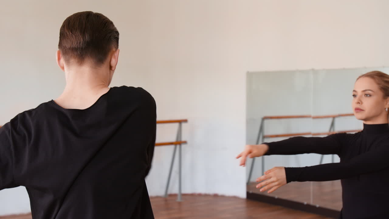 dos bailarines practicando en un estudio