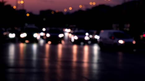 tráfico nocturno, faros de automóviles y horizonte de la ciudad