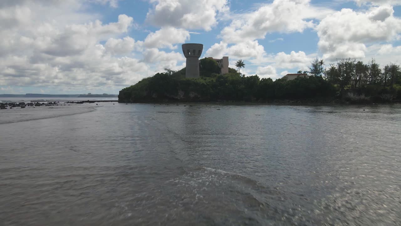 drone volando sobre el café con leche de la libertad en guam, ee.uu.