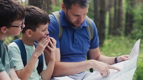 Kinder-Essen-Äpfel-Im-Wald