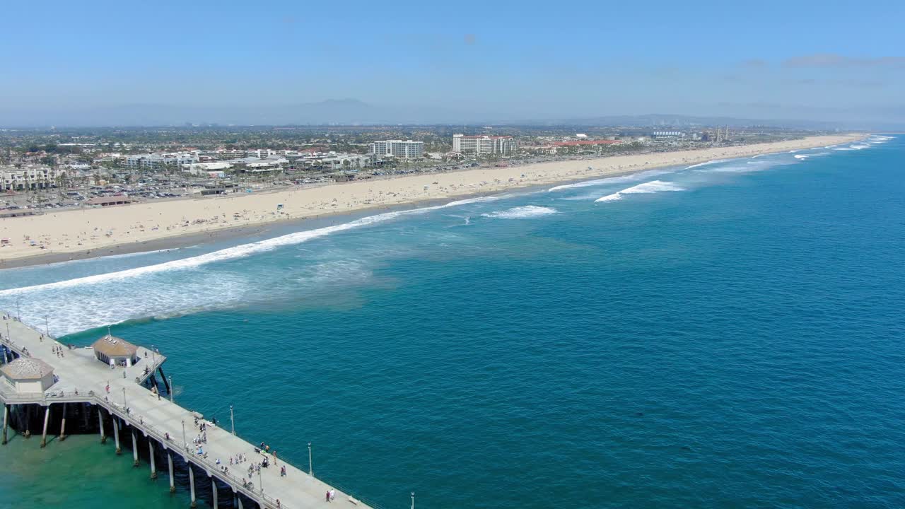 부두 위를 날고 있는 헌팅턴 비치