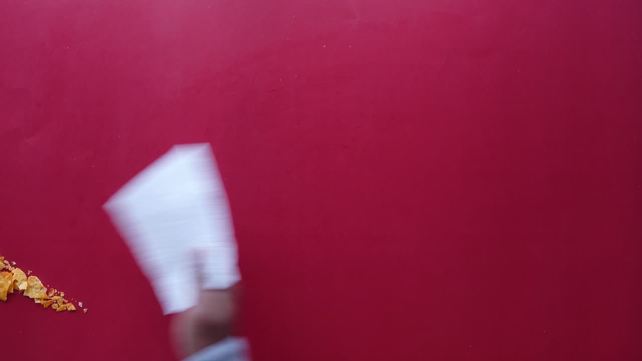 limpiando un lío de fichas en una superficie roja