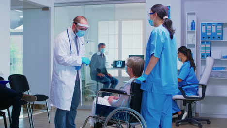 discutir con mujeres mayores discapacitadas durante la pandemia de covid