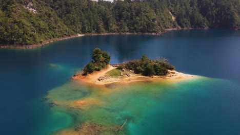 Antena:-Parque-Nacional-Lagunas-De-Montebello,-Isla-Tropical-En-Lago-De-Montaña