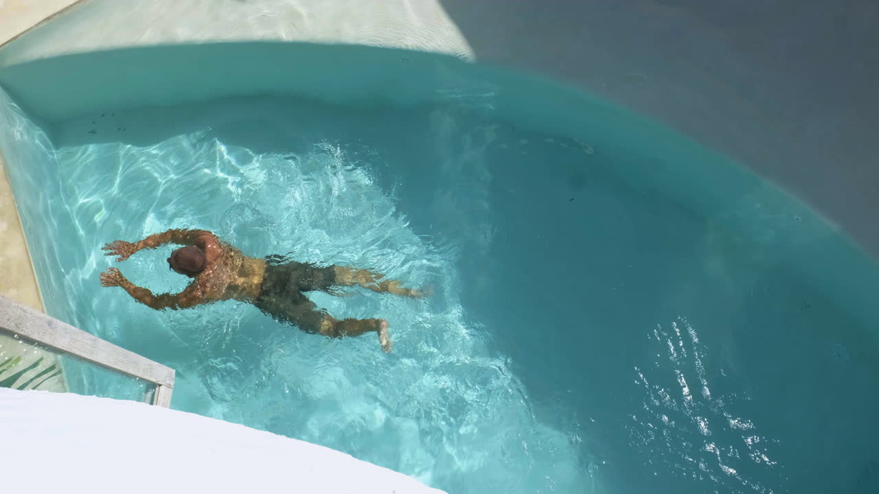 hombre en la piscina