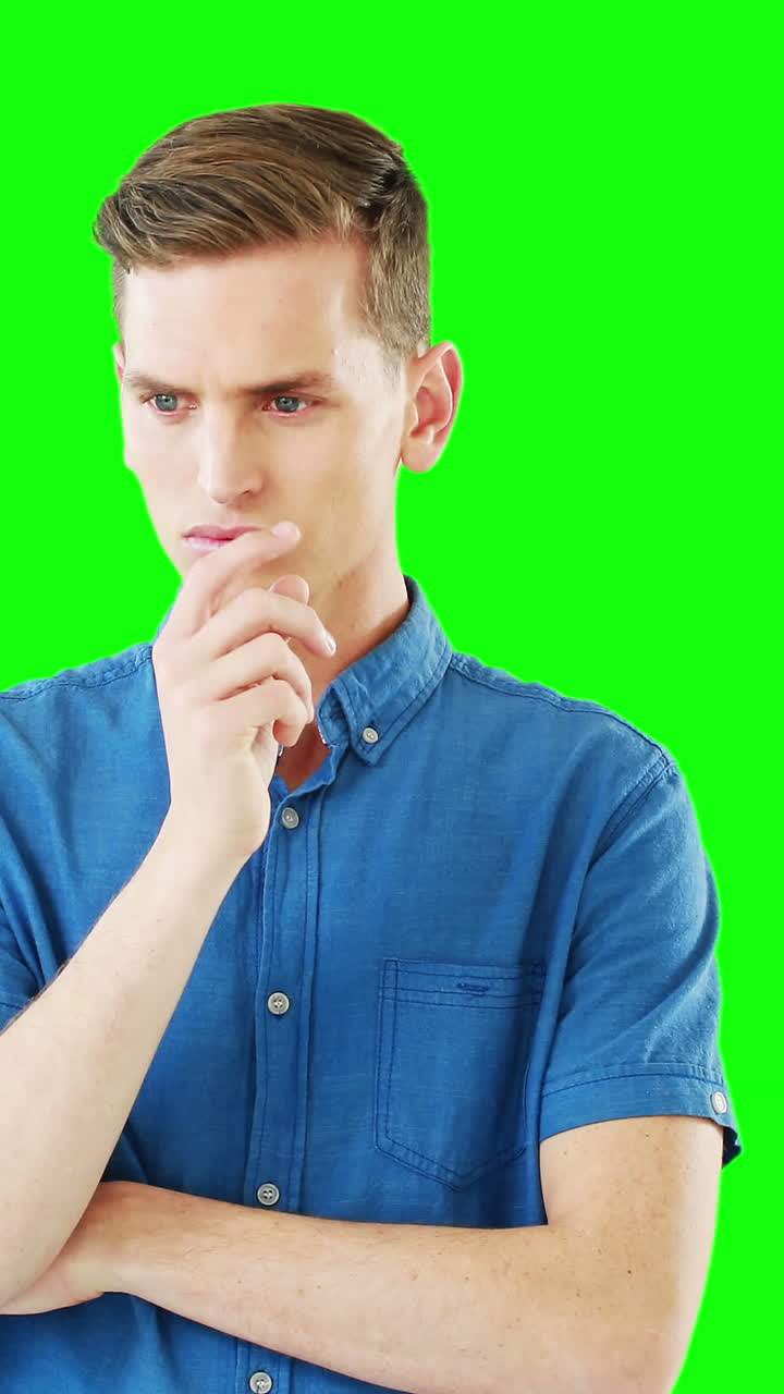 hombre usando una pantalla digital