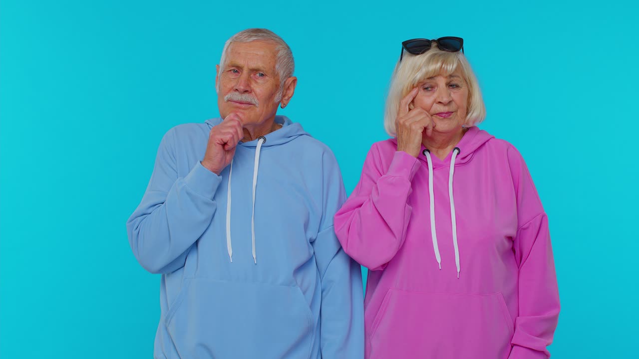 사려 깊고 똑똑한 노인 커플 남자 여자 을 문지르고 해결책을 고민하고 의심하는 질문