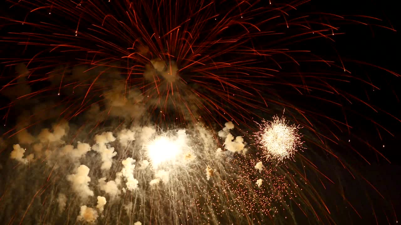 los fuegos artificiales en el cielo nocturno