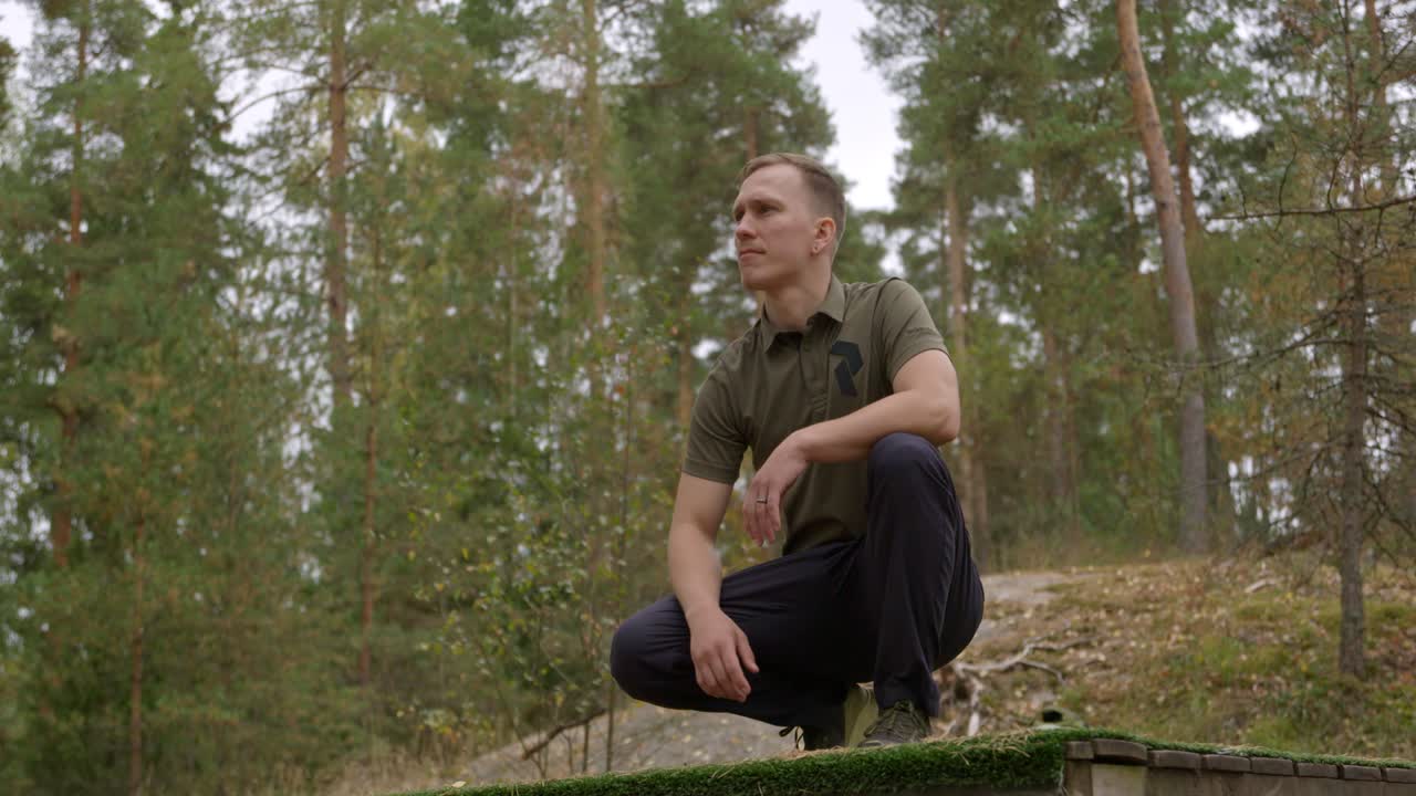 disc golfer comprueba la dirección del viento en el tee elevado - tiro completo