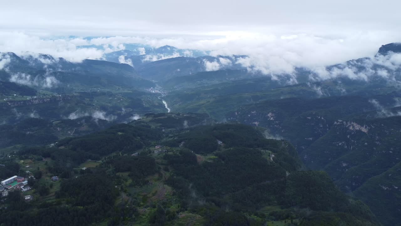 nubes, ríos, aldeas en áreas montañosas después de la lluvia