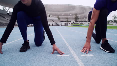 dos atletas listos para el sprint