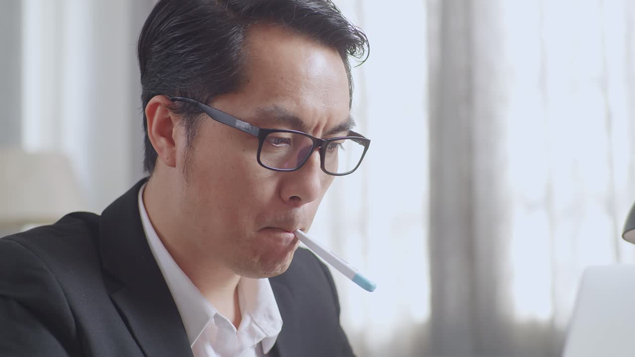 온도를 확인하는 사업가