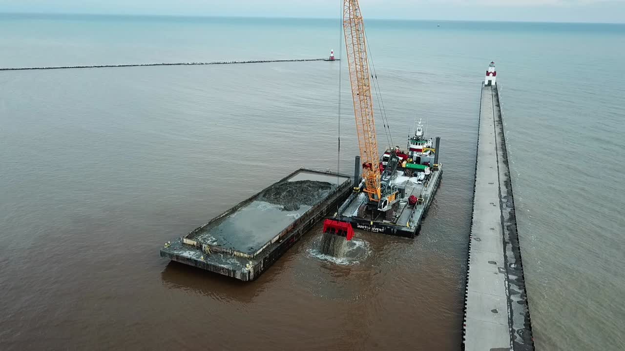 operación de dragado en el puerto de kewaunee en el lago michigan, kewaunee, wisconsin-12