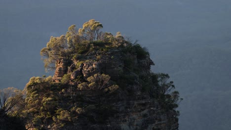 View-of-tip-of-the-3-sisters,-Blue-Mountains-from-Echo-Point-at-sunrise,-New-South-Wales,-Australia