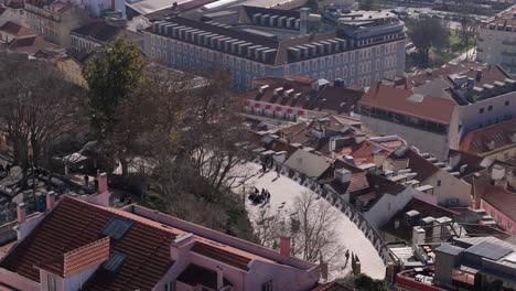 Vista-Aérea-De-Pájaro-De-La-Vida-De-La-Ciudad-En-Lisboa,-Portugal,-Con-Edificios-Coloridos-Y-Vibrantes