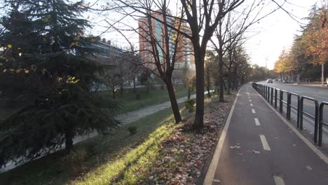 Amanecer-Sobre-Las-Calles-Tranquilas-De-La-Mañana-De-La-Ciudad-Capital-De-Tirana-De-La-República-De-Albania