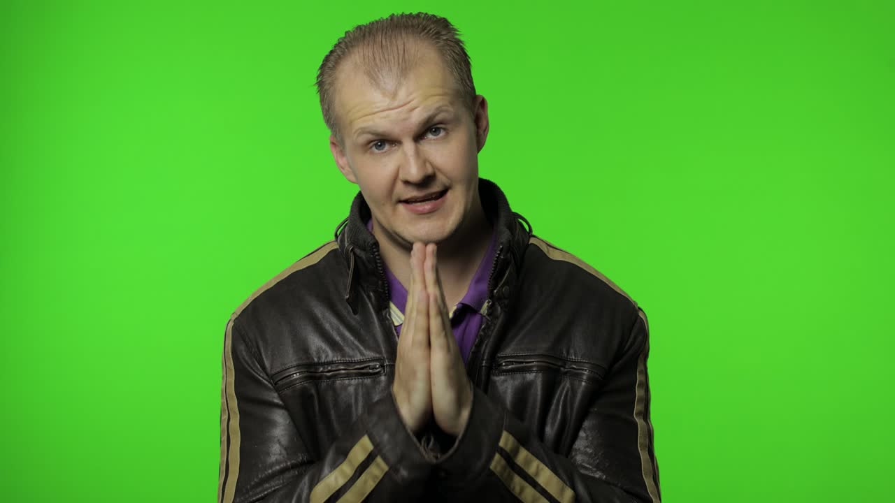 예쁜 남자가 기도하고 간청하며 허락을 간청합니다. 사과하고 용서합니다. 크로마 키