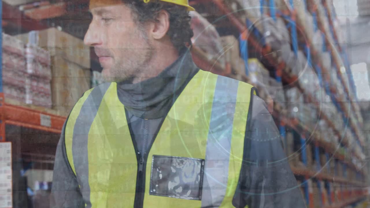 video compuesto de la cámara de vigilancia sobre el supervisor caucásico caminando en el almacén