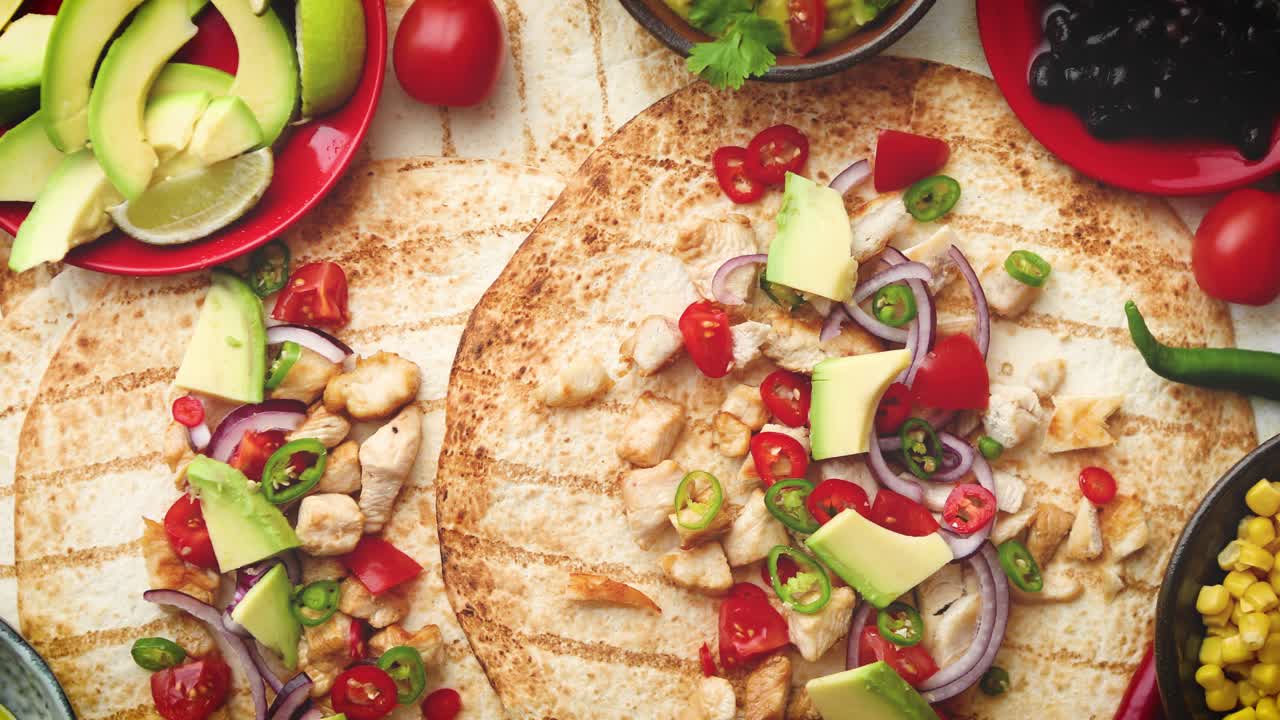 tortillas de maíz saludables recién hechas con filete de pollo a la parrilla grandes rodajas de aguacate