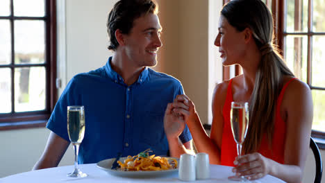 Pareja-Teniendo-Una-Cita-En-El-Restaurante