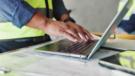 trabajador de la construcción que utiliza una computadora portátil en el trabajo