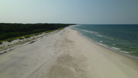 Weiße-Sandküste-Am-Blauen-Wasser-Des-Ostseestrandes-In-Osetnik,-Polen-Im-Sommer