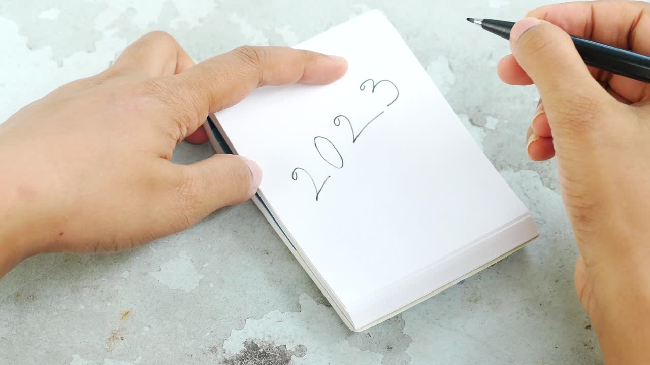 2023년, 노트북에 글을 쓰고 있다.