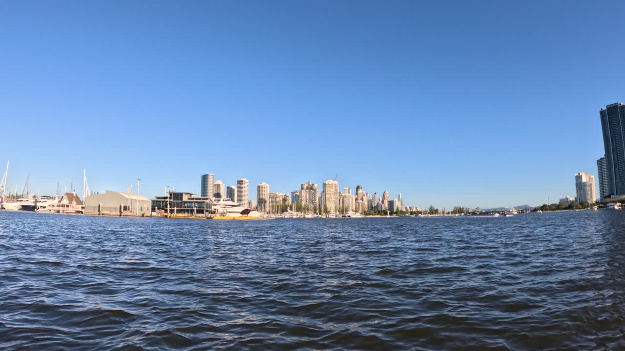 골드 코스트 스카이라인과 워터프론트를 보여주는 보트 타기