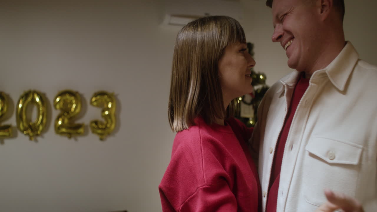 거실에서 새해 전날 축제.